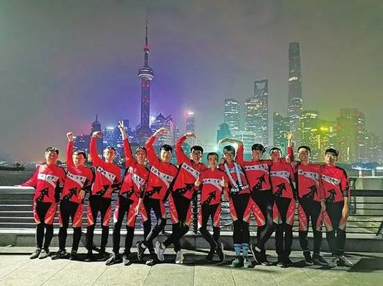 图为兰会云和一同骑行的学生。(左起第七为兰会云)图片着手:山西新闻网
